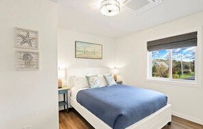 4 bedrooms, WiFi, bed sheets - Steps to the Beach! Ocean-View Home Mins from Seabrook — Sleeps 10! (Pacific Beach)