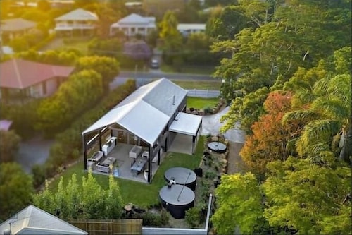 Modern Luxury Retreat | 4BR | Sleeps 8 | Mount Tamborine