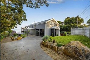 Exterior - Modern Luxury Retreat | 4BR | Sleeps 8 | Mount Tamborine (Tamborine Mountain)