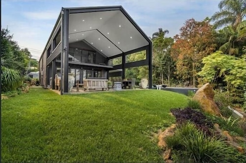 Modern Luxury Retreat | 4BR | Sleeps 8 | Mount Tamborine