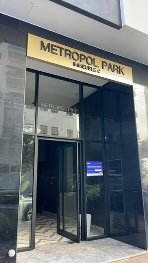 A building entrance with a sign reading 'METROPOL PARK IMMEUBLE C'. - 2 BR in hartje Casablanca (Casablanca)