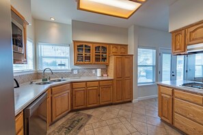 House, Multiple Beds, Hot Tub, Garden View (Our Place Farmhouse) | Private kitchen