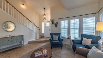 House, Multiple Beds, Hot Tub, Garden View (Our Place Farmhouse) | Living area