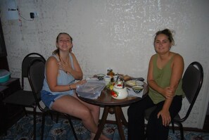 Habitación con 2 camas individuales, vista a la ciudad | Restaurantes