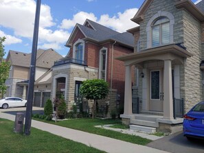 Exterior - Cozy 2-Bedroom House Rental in Brampton's Mount Pleasant (Brampton)