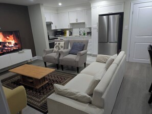 Living area - Cozy 2-Bedroom House Rental in Brampton's Mount Pleasant (Brampton)