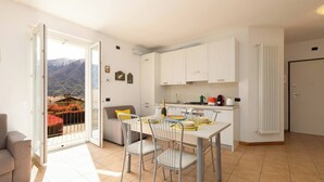 Eine moderne Wohnung mit Balkon, Essbereich und Küche.