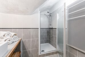 Ducha, secador de pelo y toallas