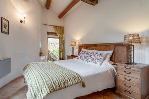 Tabla de planchar con plancha, wifi y ropa de cama 