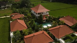 A large estate with multiple buildings, a swimming pool, and lush greenery. - Tulus Hati Ubud Retreat (Ubud)