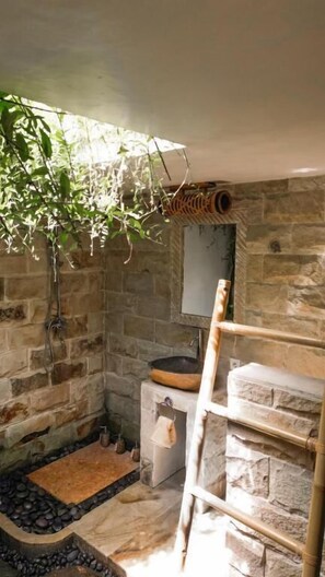 Shower, slippers, towels, soap - Tulus Hati Ubud Retreat (Ubud)