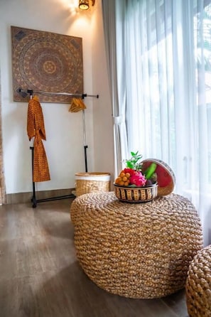 Habitación triple, balcón | Interior