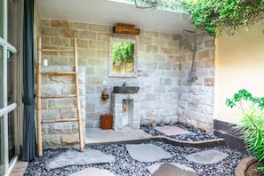 Habitación triple, balcón | Spa