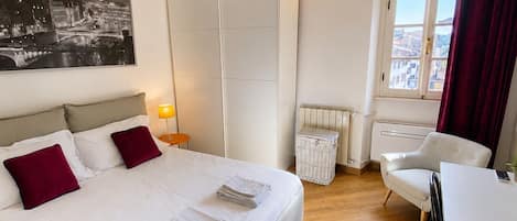 Iron/ironing board, WiFi, bed sheets