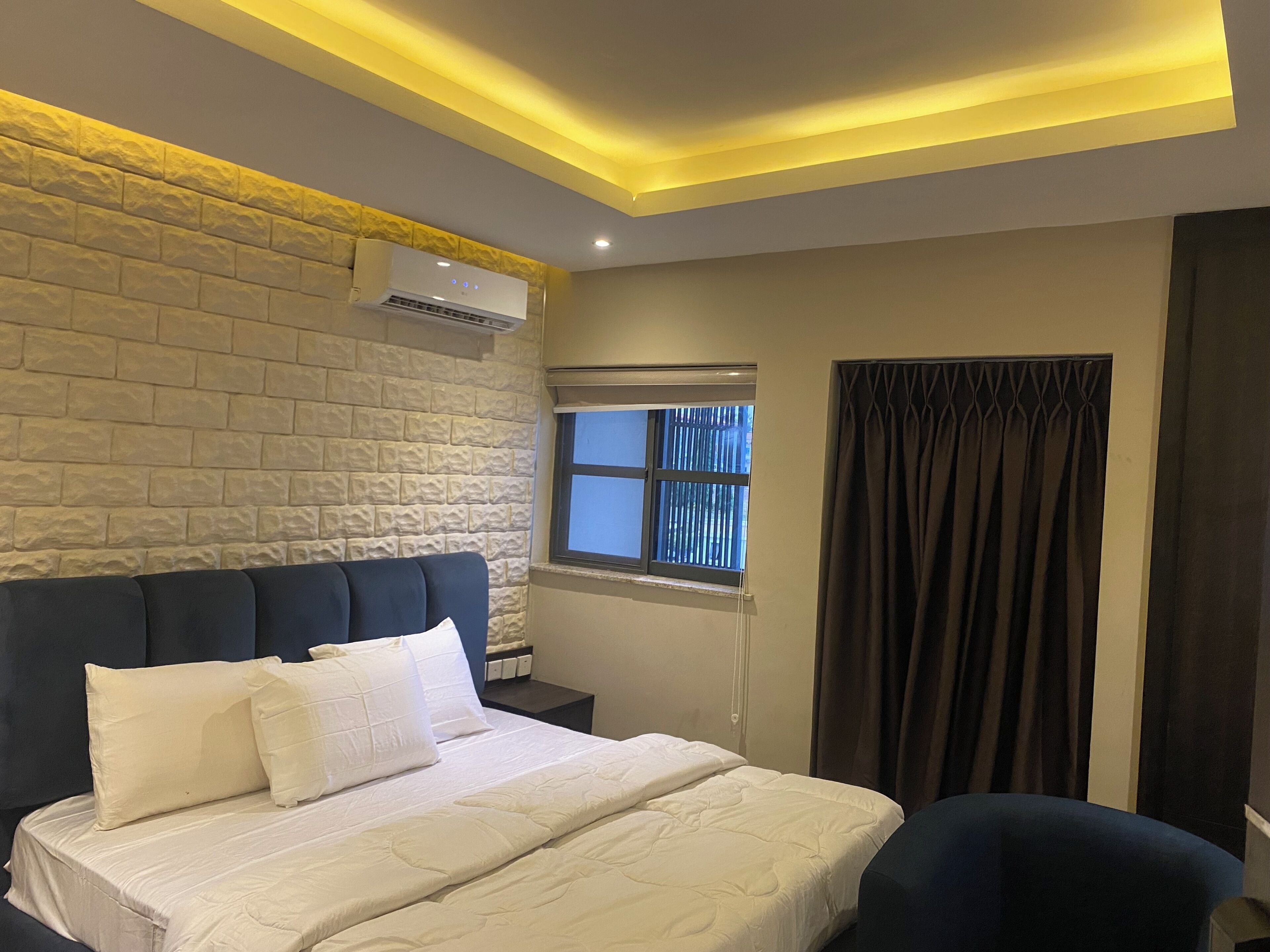 Superior Studio, Balcony, City View | Peralatan tempat tidur premium, meja, ruang kerja komputer riba 