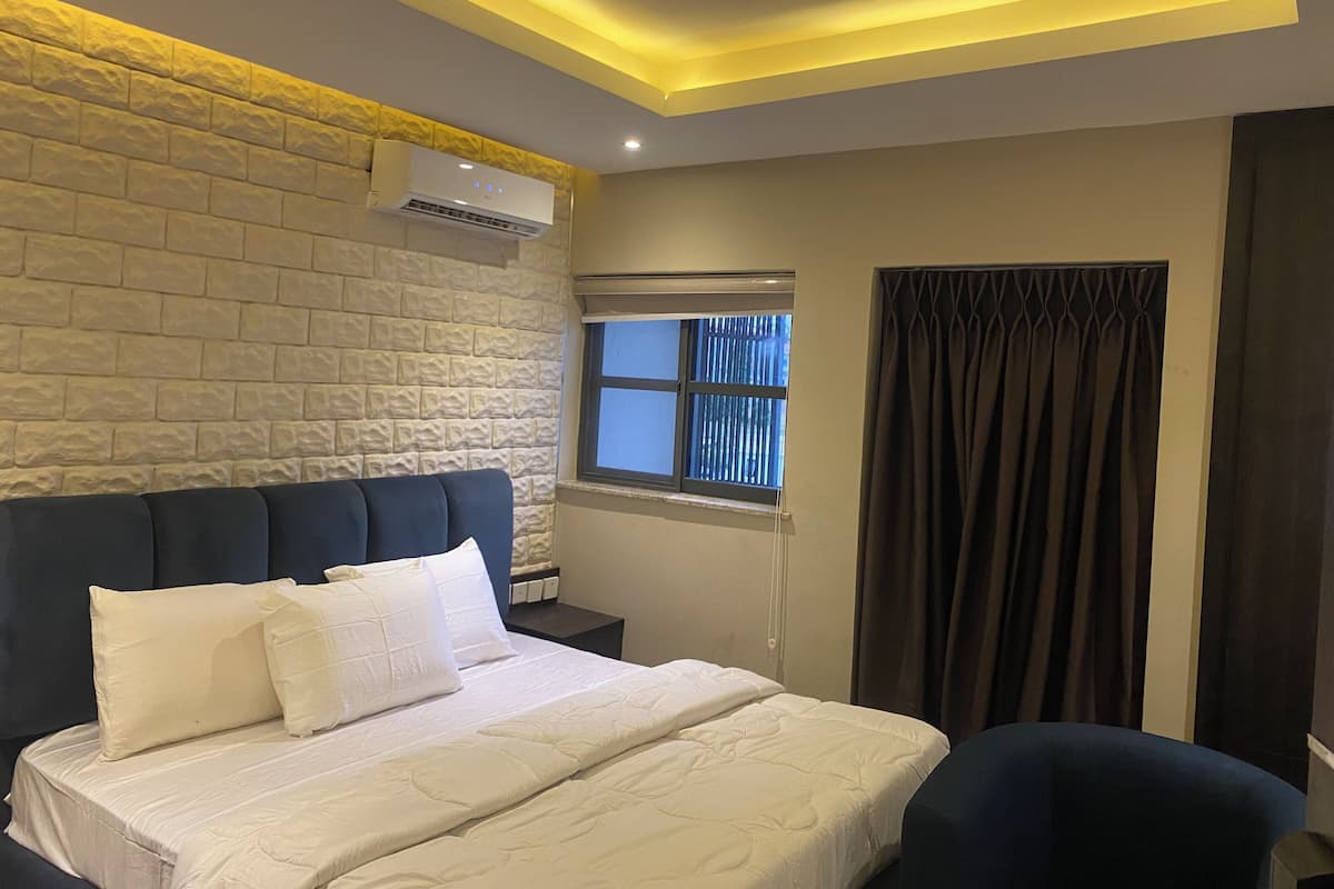 Ropa de cama de alta calidad y escritorio
