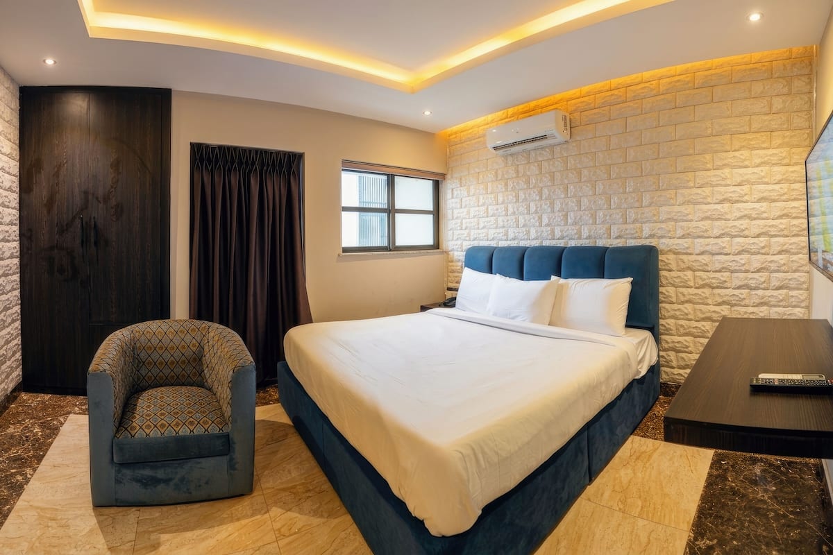 Estudio estándar, balcón, vista a la ciudad | Ropa de cama de alta calidad y escritorio