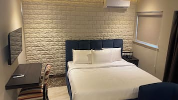 Deluxe Studio, Balcony, City View | Premium bedding, desk, laptop workspace, free WiFi