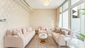 Ein Wohnzimmer mit zwei Sofas, einem Couchtisch und einer Deckenleuchte.