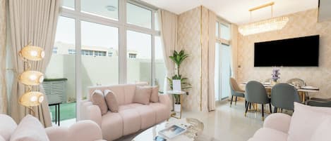 Villa exclusiva, para no fumadores, vista a la ciudad | Área de sala de estar | Smart TV de 40 pulgadas con canales digitales
