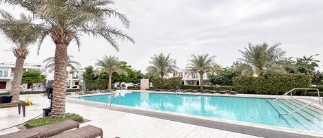 Hồ bơi ngoài trời