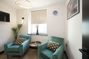 TV - The Sixty | Classic 1BDR Apt with Secure Parking (Cardiff)