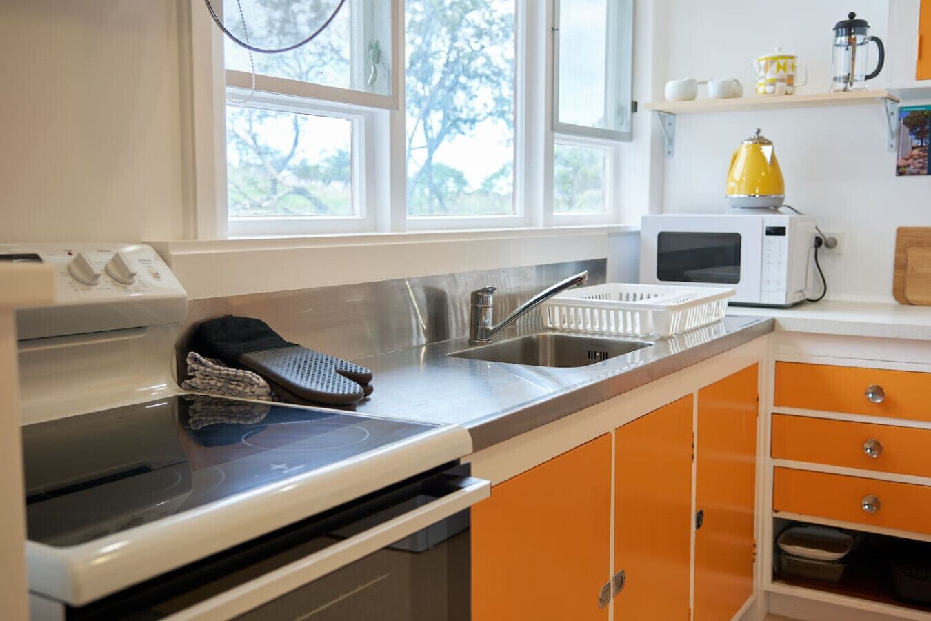 Een koelkast, een magnetron, een oven, een kookplaat