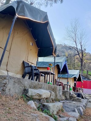 Property grounds - River View Cafe & Camping (Jibhi)