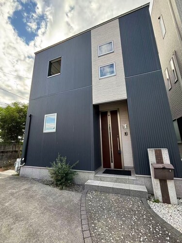 Twostorey modern design / Songshan City Ehime