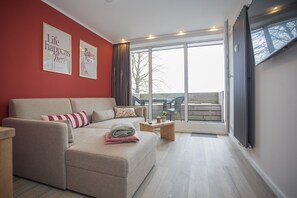 Living area - A modern apartment with a balcony, stunning mountain views, and direct access to the slopes and local amenities. (Winterberg)