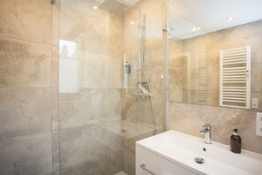 Bathroom - A modern apartment with a balcony, stunning mountain views, and direct access to the slopes and local amenities. (Winterberg)