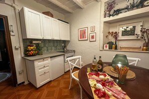 Casa familiar, varias habitaciones (La Fetta Di Cima) | Cocina privada | Refrigerador, microondas, horno y parrilla de estufa 