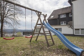 Children’s area - Bright apartment with mountain views, within walking distance of the slopes, featuring a private parking space and a lovely place to spend time together. (Winterberg)
