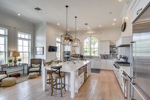 Fridge, microwave, stovetop, dishwasher
