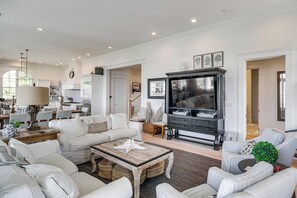 TV, fireplace, books - On the Beach + Gulf: Luxe Pass Christian Escape (Pass Christian)