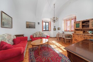 Living area - A castle all to yourself - party without curfew and sleep in! (Gnesau)