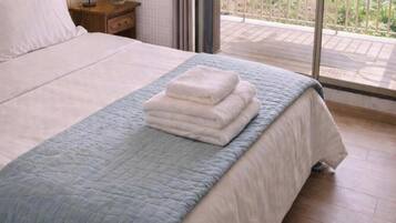 1 chambre, fer et planche à repasser, draps fournis