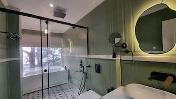 Premium-rum - balkong - utsikt mot bergen | Badrum