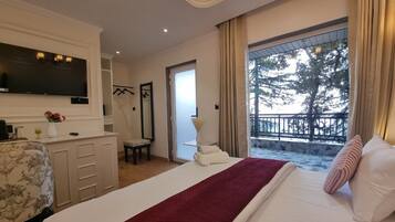 Premium kamer, balkon, uitzicht op bergen | Een strijkplank/strijkijzer, gratis wifi