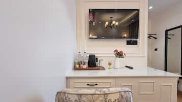 Club Room, Balcony, Mountain View | Interior