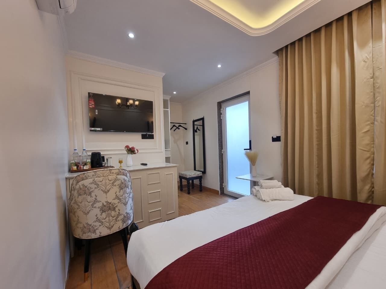 Club Room, Balcony, Mountain View