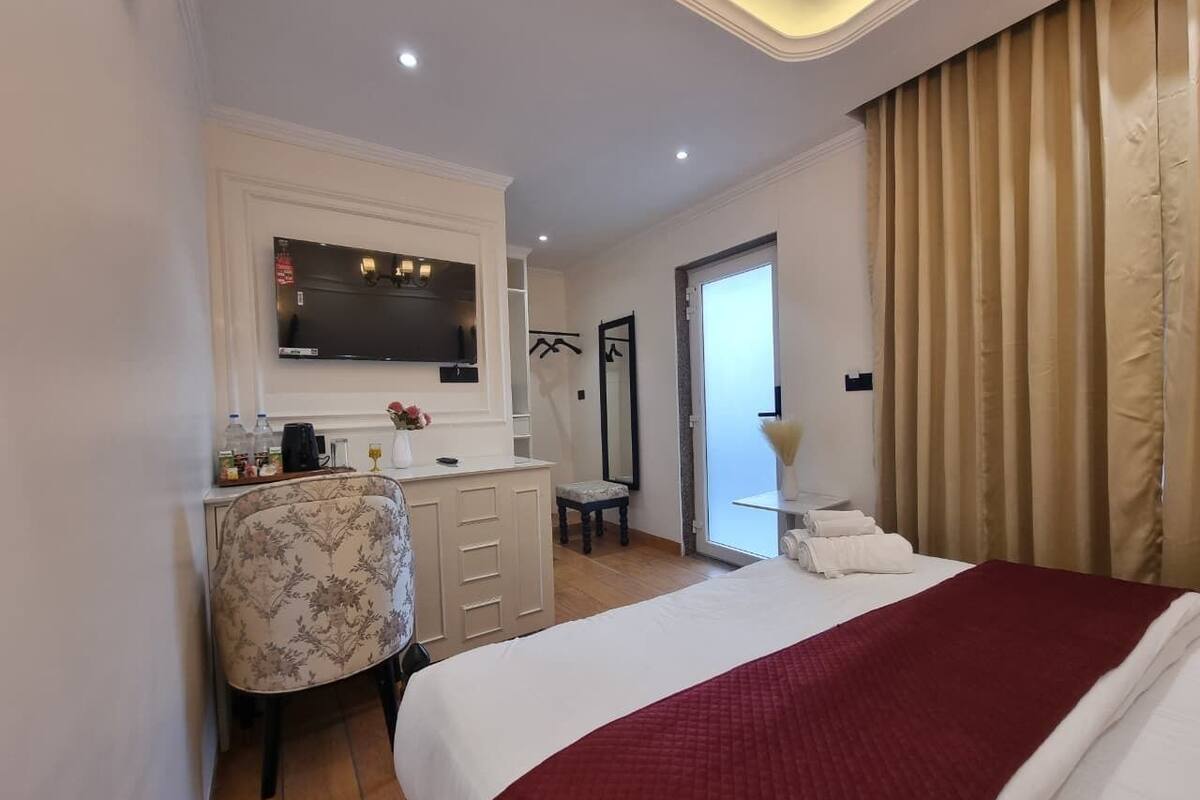 Club Room, Balcony, Mountain View