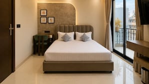 Desk, laptop workspace, iron/ironing board, free WiFi - Art Luxury Service Apartment Golf Course Road (Gurugram)
