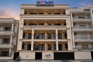 Monikerroksinen rakennus, jonka kyltissä lukee: ”ART Luxury Service Apartment”.