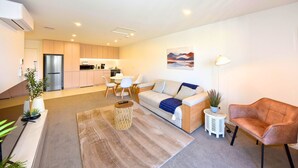 Un apartamento moderno con cocina, comedor y sala de estar.
