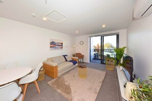 TV - Chic and Stylish 1BR Apartment in Manchester Street (Christchurch)