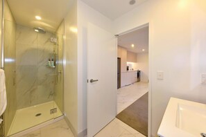 Hair dryer, towels - Chic and Stylish 1BR Apartment in Manchester Street (Christchurch)