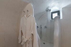 Douche, sèche-cheveux, serviettes fournies