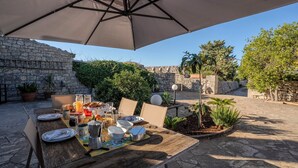 Outdoor dining - Villa Il Carato by Geco Vacation Rentals (Modica)