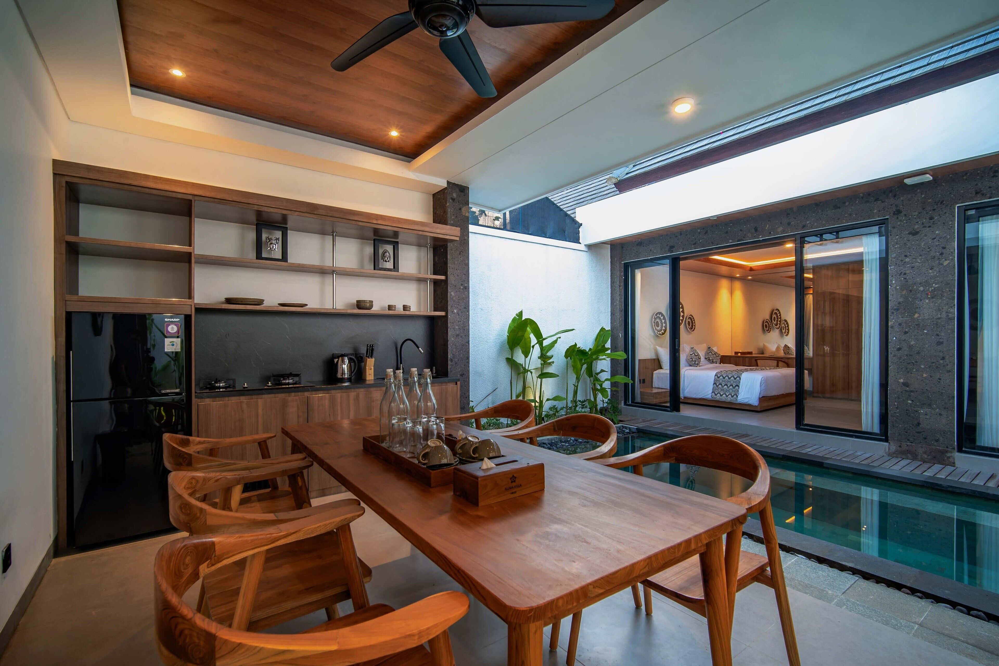 Deluxe Villa, Pool View | Dining